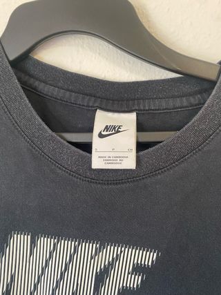 Camiseta Nike Negra con Logo Rayas