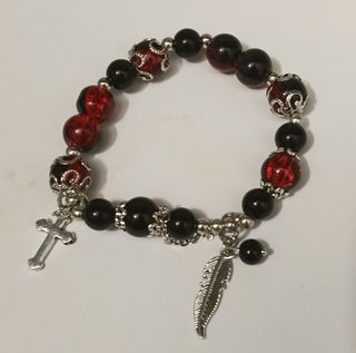 Bracciale gotico rosso e nero con ciondoli