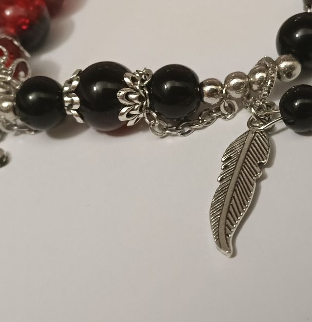 Bracciale gotico rosso e nero con ciondoli