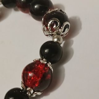 Bracciale gotico rosso e nero con ciondoli