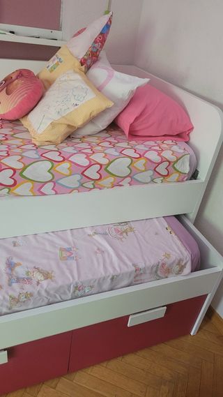 Cama nido blanca y rosa