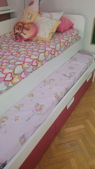 Cama nido blanca y rosa