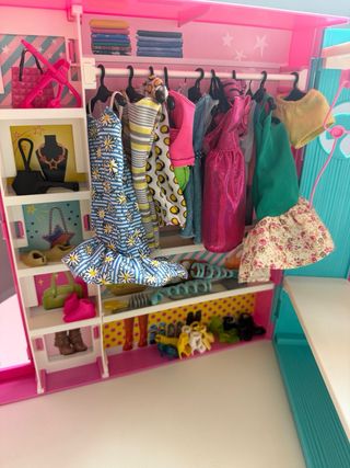 Armadio originale Barbie con abiti e accessori 