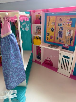 Armadio originale Barbie con abiti e accessori 