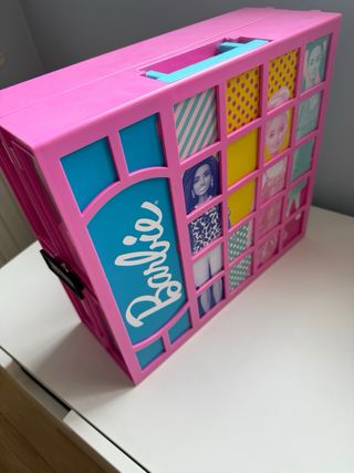 Armadio originale Barbie con abiti e accessori 