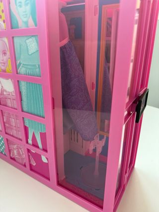 Armadio originale Barbie con abiti e accessori 