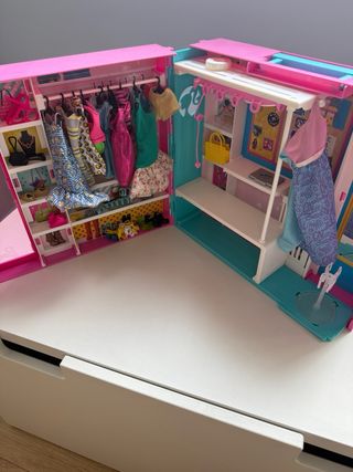 Armadio originale Barbie con abiti e accessori 