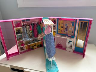 Armadio originale Barbie con abiti e accessori 