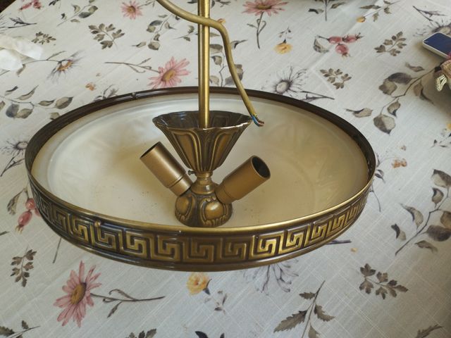 Lámpara de techo dorada y blanca