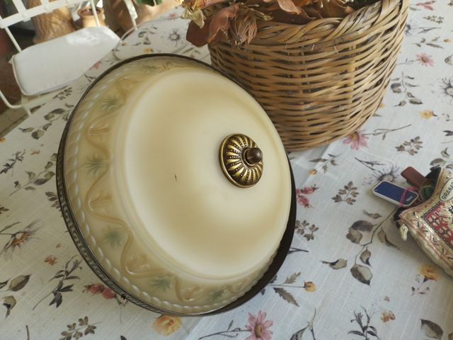 Lámpara de techo dorada y blanca