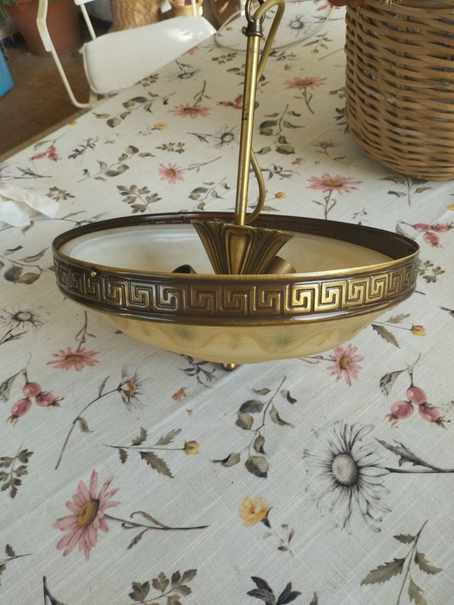 Lámpara de techo dorada y blanca