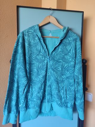 Chaqueta con capucha y estampado de hojas