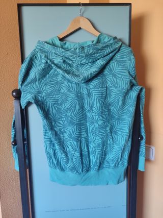 Chaqueta con capucha y estampado de hojas
