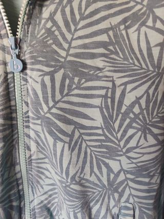 Chaqueta con capucha y estampado de hojas