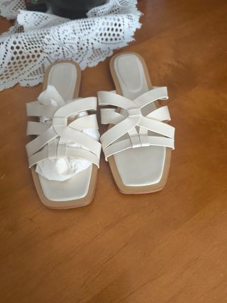 Sandalias planas Stradivarius beige