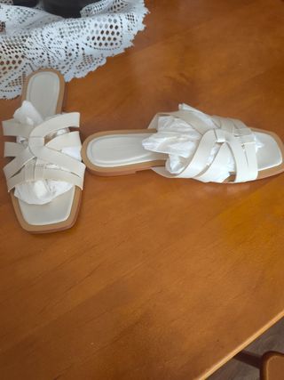 Sandalias planas Stradivarius beige