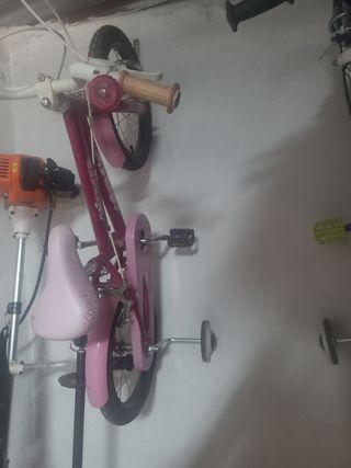 Bicicleta infantil rosa con ruedines