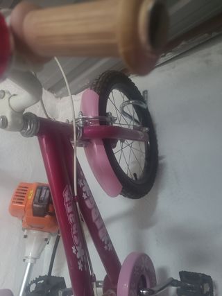 Bicicleta infantil rosa con ruedines