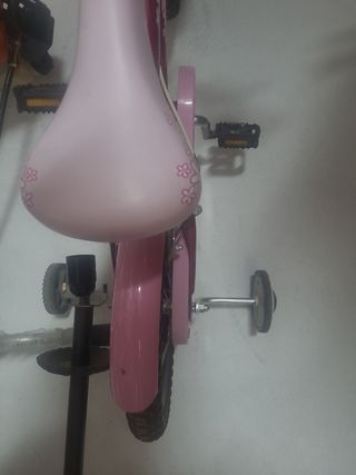 Bicicleta infantil rosa con ruedines