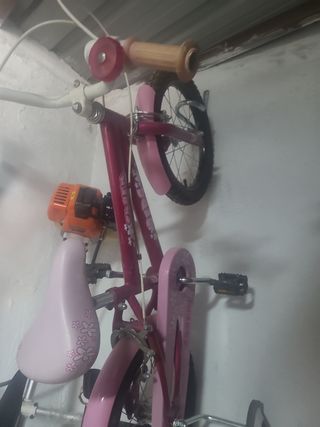 Bicicleta infantil rosa con ruedines