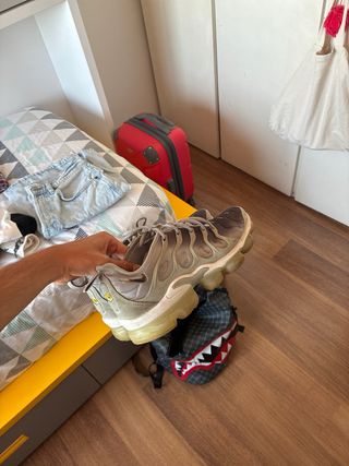Nike VaporMax grises y negras