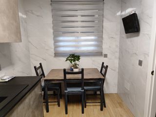 Mesa de madera con 4 sillas