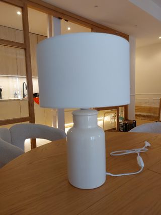 Lámpara de mesa cerámica blanca