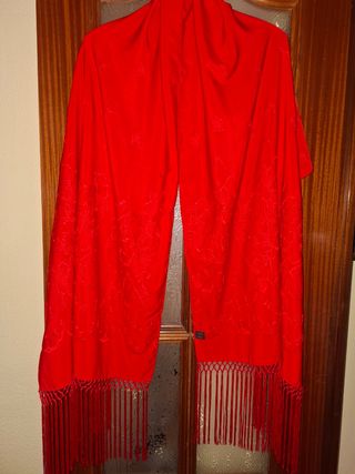 Chal rojo bordado con flecos