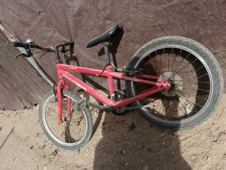Bicicleta infantil roja