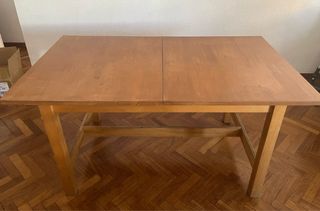 Mesa de comedor de madera