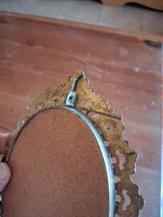 Espejo de bronce con marco ornamentado