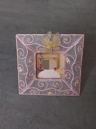 Cornice portafoto rosa con farfalla