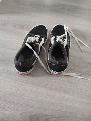 Vans Negras Clásicas .  Talla entre 38 y 39