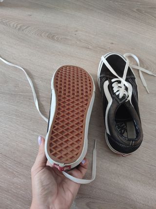 Vans Negras Clásicas .  Talla entre 38 y 39