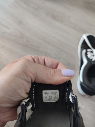 Vans Negras Clásicas .  Talla entre 38 y 39
