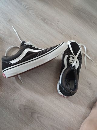 Vans Negras Clásicas .  Talla entre 38 y 39