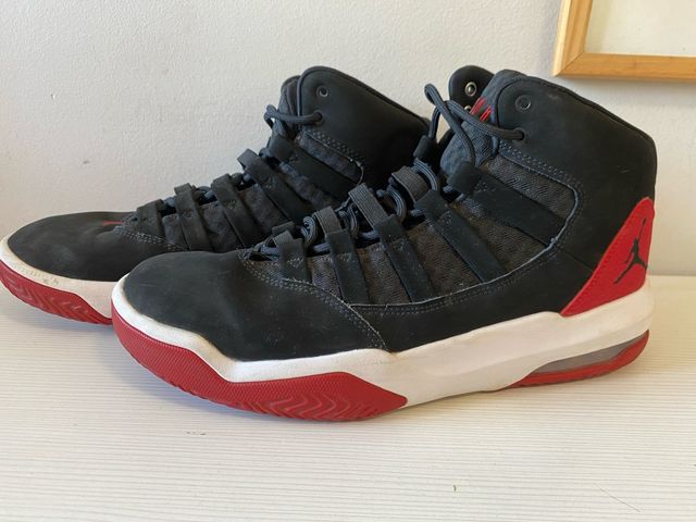 Zapatillas Air Jordan Negras y Rojas