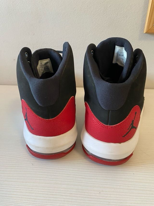 Zapatillas Air Jordan Negras y Rojas