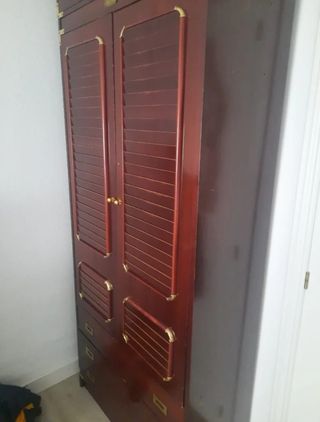 Armario de madera con detalles dorados