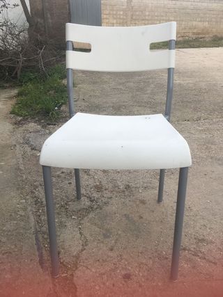 4 Sillas Ikea Blancas Resina y Metal Gris