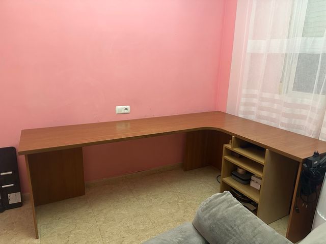 Escritorio de madera marrón