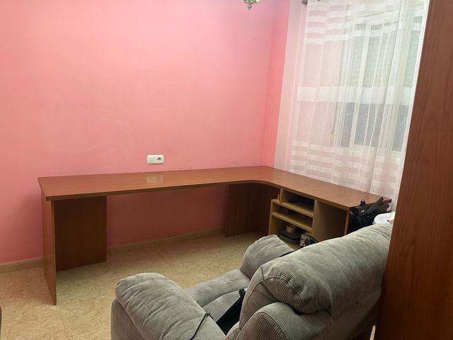 Escritorio de madera marrón