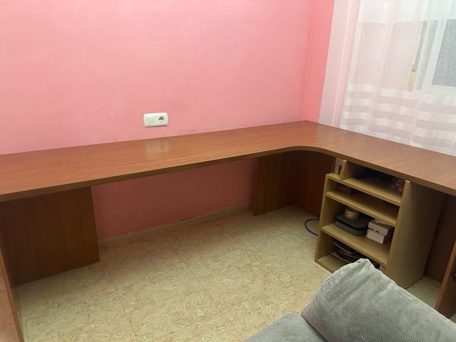 Escritorio de madera marrón