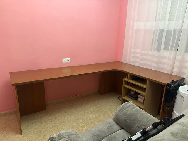 Escritorio de madera marrón