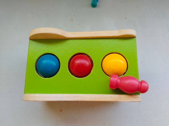 Juego de golpeo con martillo y bolas