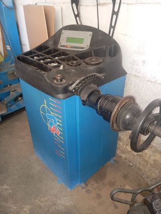 Desmontadora y equilibradora de ruedas
