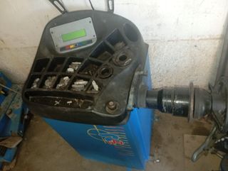 Desmontadora y equilibradora de ruedas
