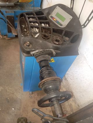 Desmontadora y equilibradora de ruedas