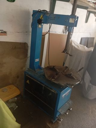 Desmontadora y equilibradora de ruedas
