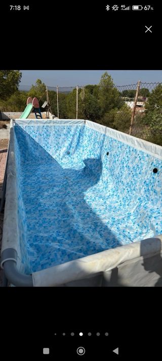 Piscina familiar azul y blanca